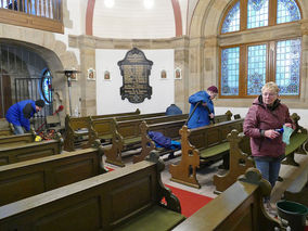 Putzaktion in der Weingartenkapelle (Foto: Karl-Franz Thiede)